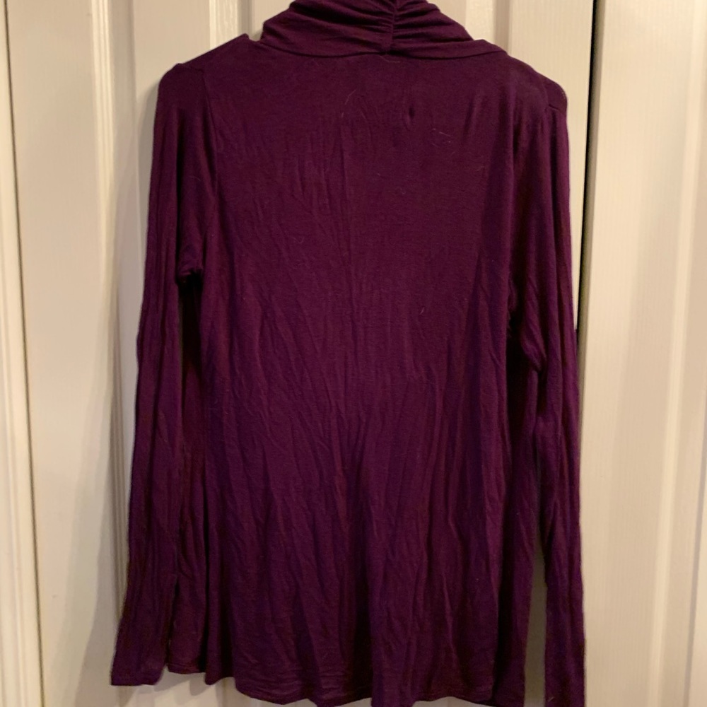 Maroon crowl neck long sleeve shirt
